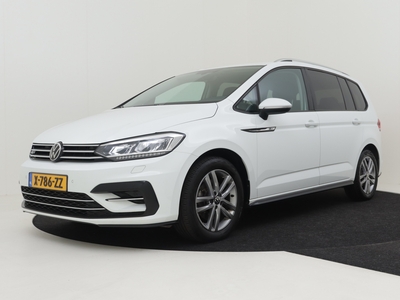 VOLKSWAGEN TOURAN 1.5 TSI 150pk DSG/AUT Highline Business R 7persoons | Adaptief cruise control | Navi by app | Led koplampen | Stoelverwarming | App connect | DAB radio | Parkeersensoren v+a | 17