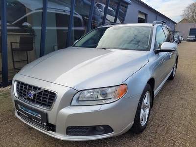 Volvo V70 2.5T Momentum 200PK Automaat / H.LEER / PDC /