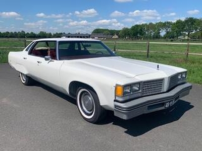 Oldsmobile NINETY-EIGHT REGENCY 4 deurs hardtop apk 8-2025 zeer mooi!