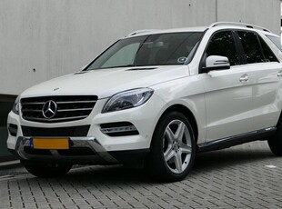 Mercedes-Benz M-klasse 350 AMG ML 20inch Navi DVD Alcantara Bi-Xenon Standkachel Dealer onderhouden