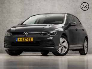 Volkswagen Golf 1.0 TSI Life Sport Automaat (APPLE CARPLAY, GROOT NAVI, SFEERVERLICHTING, GETINT GLAS, STUUR/STOELVERWARMING, SPORTSTOELEN, PARKEERSENSOREN, IQ LED, LANE ASSIST, DAB+, NIEUWSTAAT)