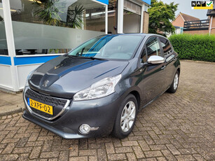 Peugeot 208 1.2 PureTech Style met trekhaak en extra set stalen velgen met winterbanden