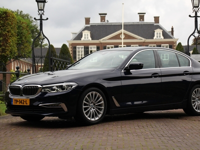 BMW 5-SERIE 520i LuxuryLine | NL-Auto! | Leder | Comfort Zetels | Imperial Blue Pearl | Camera | Memory Seats | Adaptive Led | Prachtige Staat!