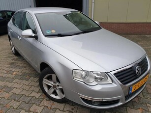 Volkswagen PASSAT-1.6 FSI-Tredline