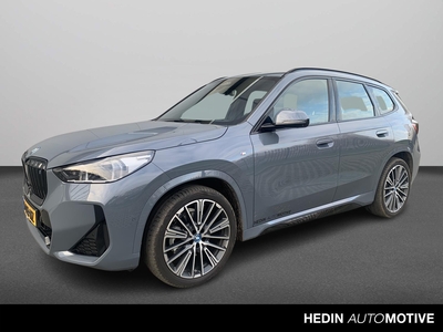 BMW IX1 xDrive30 66 kWh | BMW Head-Up Display | Comfort Access | DAB-Tuner | Harman-Kardon Sound System | Stuurwielrand Verwarmd | Sportstoelen Voor | Glazen Panoramadak |