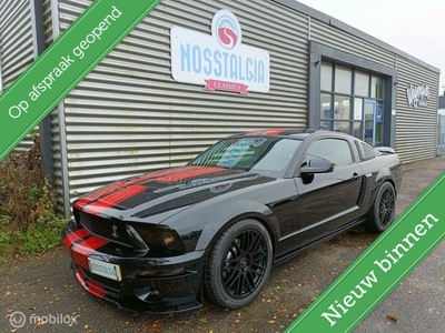 Ruim 400 pk sterke Mustang GT met panodak en Shelby optiek!