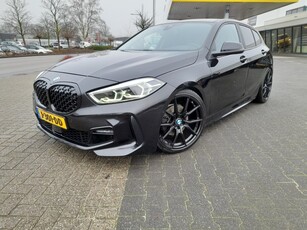 BMW 1-serie 118I M PAKKET PDC V/A CAMERA 19 INCH SPORTWIELEN