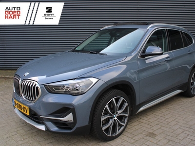 BMW X1 sDrive20i X-Line Panoramdak Navigatie Full-LED Lederen Sportstoelen Trekhaak