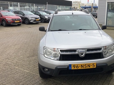 Dacia Duster 1.6 Lauréate 2wd 2e Eigenaar! Trekhaak! LM velgen! Mooi!