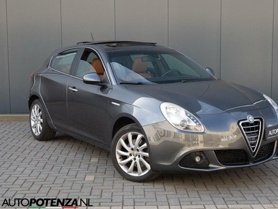 Alfa Romeo Giulietta 1.4 T Distinctive 170PK Pano PDC Leder