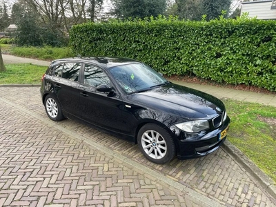 BMW 1-serie 118i Automaat Stoelverwarming Airco 5 deurs