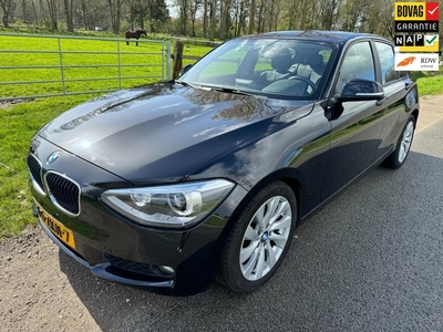 BMW 1-serie 118i Business+ AUTOMAAT met leder en navigatie