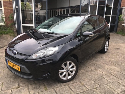 Ford Fiesta 1.25 Limited Airco | Cool & Sound Pack | Centrale vergrendeling | Elektrisch bediende ramen voor | Radio/CD en Aux | Licht metalen velgen | Nette auto | NAP | Geleverd rijklaar incl. nieuwe APK |