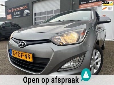 Hyundai I20 1.2i i-Deal 5 drs met airco en navigatie en de