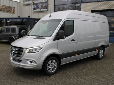 Mercedes-Benz Sprinter 319 CDI L2H2 RWD 3500kg trekhaak, LED, MBUX 10.25 met parkeer pakket en camera, Bumpers in kleur