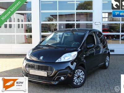 Peugeot 107 1.0-12V 3-Deurs Facelift 2 Sportium Exclusive Airconditioning Centrale Deurvergrendeling op Afstand Elektrische Ramen Stuurbekrachtiging Toerenteller Lederstuur 2 Kleurig Interieur Zwart met Blauwe Stiksels Radio/Cd/Aux Dubbele Speakers 12 Vol