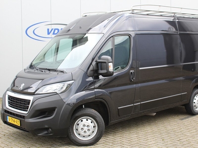 Peugeot Boxer 333 2.0-130pk BlueHDI L2H2 Premium. Zeer praktische en nette bedrijfswagen, die u nog jaren tot dienst kan zijn ! Airco, cruise cntrl, geveerde bestuurdersstoel, 3-zits, volledig betimmerde laadruimte met diverse aflegmogelijkheden, trekhaak