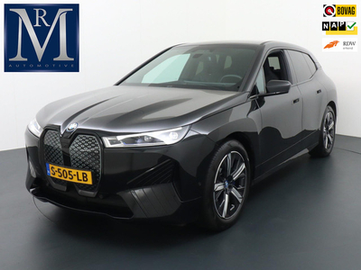 BMW IX XDrive40 High Executive 77 kWh |4-WIEL BESTURING| ACHTERBANK VERWARMD| HEAD-UP| RIJSTROOKSENSOR|