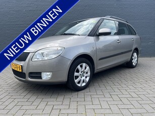 Škoda Fabia Combi 1.6-16V Sport / Apk Feb-2025 / Airco / Cruise-ctr. / Trekhaak / Roofrail / R-cd / Lmv 15