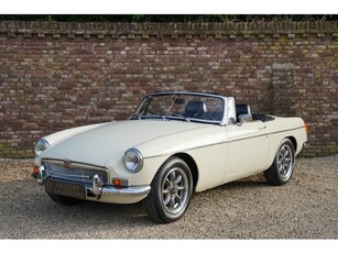 MG B Tourer Old English White over black leather, Converted