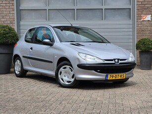 Peugeot 206 1.4 XT Uniek door z'n kilometers. Trekhaak