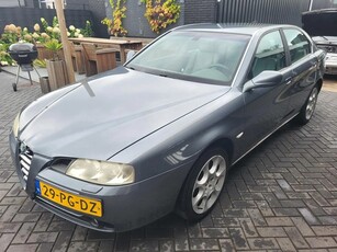 Alfa Romeo ALFA ROMEO 166 2.0 ts 6-bak bj2004 loopt op 3