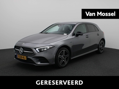 MERCEDES A-KLASSE 250 e Business Solution AMG Limited | APPLE CARPLAY | WIDESCREEN | SFEERVERLICHTING | ACHTERUITRIJ CAMERA | STOELVERWARMING | NAVIGATIE | CRUISE CONTROL | CLIMATE CONTROL | PARKEERSENSOREN VOOR + ACHTER | ANDROID AUTO |