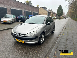 Peugeot 206 1.1 XR STUURBEKRACHTIGING,CENTRALE DEURVERGRENDELING,MET NIEUWE APK!