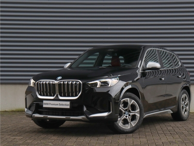 BMW IX1 xDrive30 | xLine / Innovation Pack / Head-Up / Trekhaak / Parking Assistant Plus / Harman Kardon / Verwarmbaar Stuurwiel