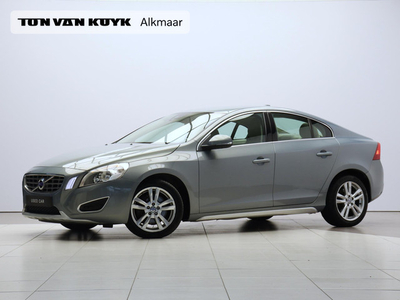 Volvo S60 2.0T Momentum / Leder / Trekhaak / Styling kit / Park assist / Regensensor