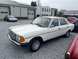 Mercedes-Benz 200-280 (W123) 200