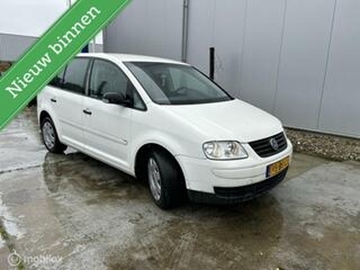 Volkswagen TOURAN TDI - 6 versn - airco - grijs kent.