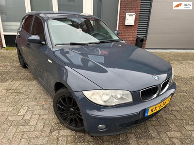 BMW 1-serie 118i Executive / Navi / Camera / PDC /