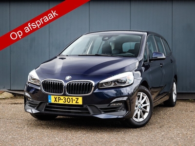 BMW 2 Serie Gran Tourer 218i High Executive (141pk), 1ste-Eigenaar, BMW-Dealer-Onderh., Navigatie, Parkeersensoren-V+A, Stoelverwarming, Leer, Airco/Climate-Control, Head-Up-Display, Elektrische-Achterklep, Privacy-Glas, NL-Auto