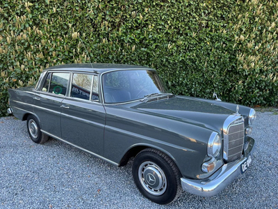 Mercedes-Benz 200-serie 200 heckflosse Benzine 2 eigenaren