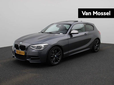 BMW 1-serie M135i xDrive | Navigatie | Harman/Kardon | Camera | Stoelverwarming | Schuifdak | Xenon