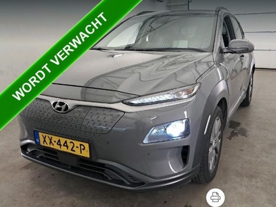 Hyundai KONA EV Premium 64 kWh 100% EV. *€2.000,- SUBSIDIE* / Navigatie / Pdc+Camera / Xenon / Leder / stoelverwarming