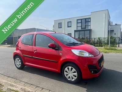 Peugeot 107 1.0-12V XR aflevering met nieuwe APK