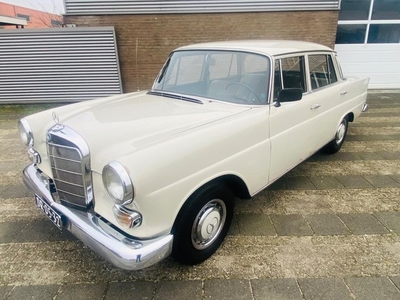 Mercedes-Benz 230