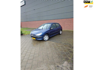 Peugeot 206 1.1 XR met APK en kleine beurt,