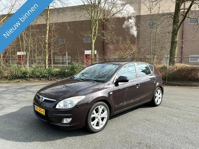 Hyundai i30 1.6i Dynamic Luxe NETTE AUTO RIJD EN SCHAKELT