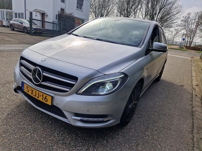 Mercedes-Benz B-klasse 180 Ambition,leder,xenon,led. Loopt