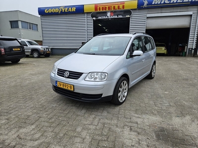 Volkswagen Touran 1.6-16V FSI Automaat. Goed rijdende en ruime gezinsauto,Airco,Electr pakket,Apk 12-10-2024.