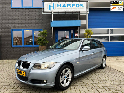 BMW 3-serie Touring 318i Luxury Line 143PK|Origineel NL|FaceLift|Navi|Leder|PDC|Automaat|Xenon|Climate|Bluetooth|Cruise|Isofix