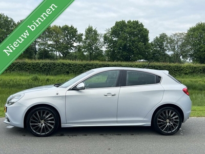 Alfa Romeo Giulietta 1.6 JTDm Exclusive, Squadra 145pk