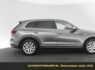 Volkswagen TOUAREG 3.0 TDI Grijs Kenteken ACC Trekhaak 19 Inch Luchtvering EL Comfortstoelen Innovision Cockpit