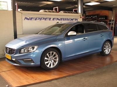 Volvo V60 1.5 T3 R-Design (bj 2015, automaat)