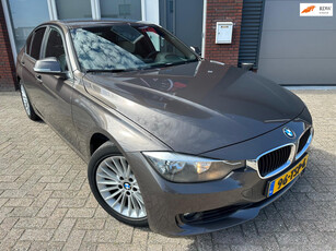 BMW 3-serie 320i High Executive / PDC / Leder / Navi / AUT