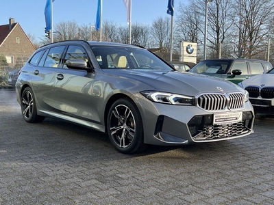 BMW 3 Serie Touring 330e M-SPORT (215kW/292pk) ** LED, BEIGE LEDER, PANORAMA, TREKH, LIFE COCKP. +, HuD, HiFi ** 1e EIG - UNFALLFREI ** ** INFORMEER OOK NAAR ONZE AANTREKKELIJKE FINANCIAL-LEASE TARIEVEN **