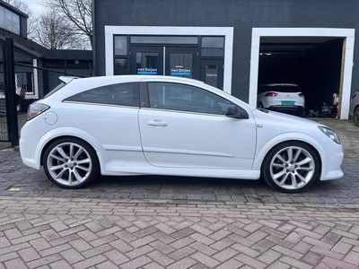 Opel Astra GTC 2.0 T OPC NURBURGRING EDITION